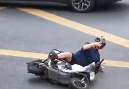 上海普陀区交通事故：非机动车闯红灯全责引热议，交警执法获网友点赞