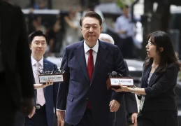 韩国前总统尹锡悦叛国案开庭审理，夫妇双双面临法律审判