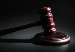 王暖暖离婚案今日开庭：泰国坠崖案受害者历经六年求自由